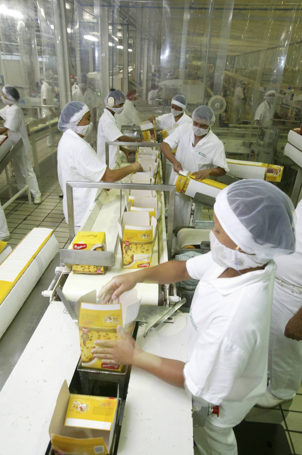 Linha de produção de panetones na fábrica da Bauducco. Linha de produção de panetones na fábrica da Bauducco.