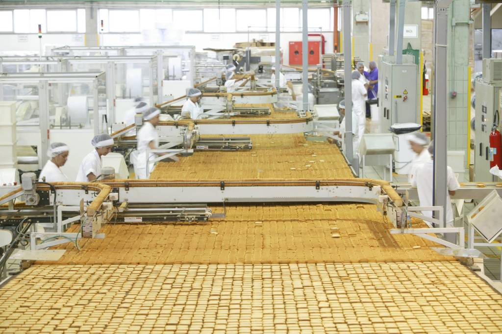 Linha de produção de torradas na fábrica da Bauducco. Linha de produção de torradas na fábrica da Bauducco.
