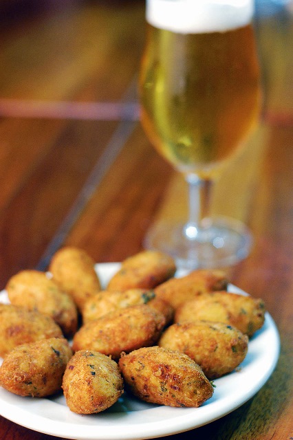 Bolinhos de bacalhau: moldados na colher Bolinhos de bacalhau: moldados na colher