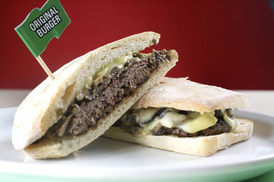 California, hambúrguer de fraldinha com shiitake e shimeji no pão ciabatta, da lanchonete Original Burger