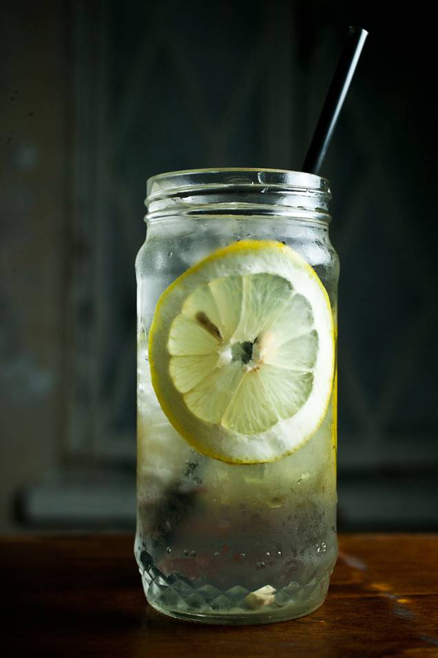 Collins: gim, suco de limão e club soda Collins: gim, suco de limão e club soda