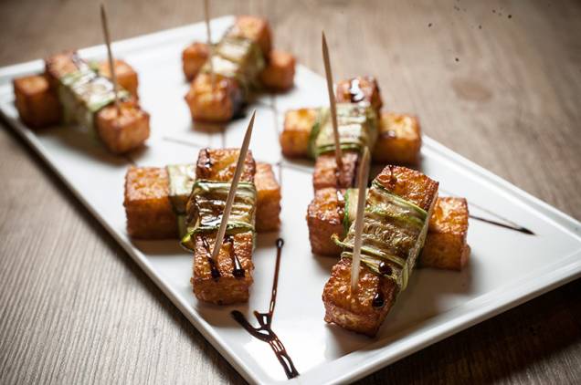 Gajos: palitos de queijo de coalho fritos, enrolados em fatias de abobrinha grelhada e finalizados por redução de vinagre balsâmico Gajos: palitos de queijo de coalho fritos, enrolados em fatias de abobrinha grelhada e finalizados por redução de vinagre balsâmico