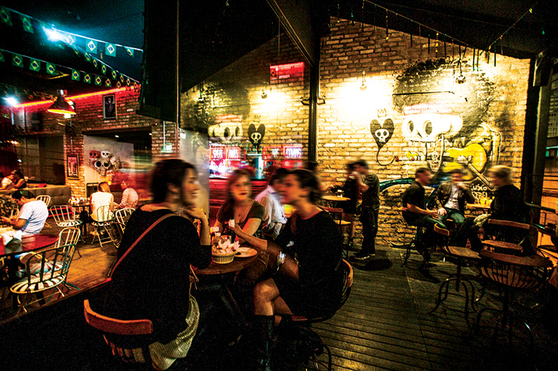 A agradável varanda para fumantes e o salão no fundo A agradável varanda para fumantes e o salão no fundo