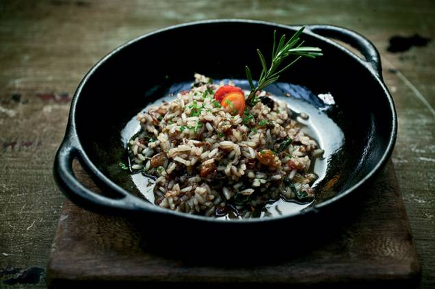 Arroz de bochecha bovina com espinafre e uva-passa Arroz de bochecha bovina com espinafre e uva-passa