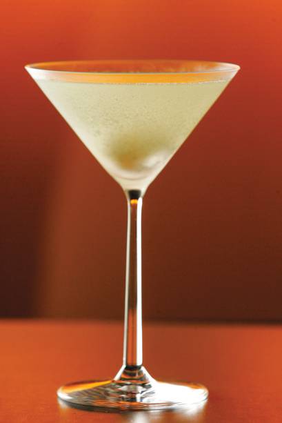Vodca, vermute, licor de lichia e raiz-forte compõem o leve martini wassabi Vodca, vermute, licor de lichia e raiz-forte compõem o leve martini wassabi