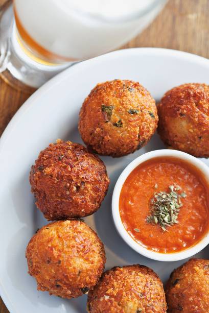 Recheadas de parmesão, as oito unidades chegam à mesa na companhia de três molhos: de tomate e de pimentas cambuci e dedo-de-moça