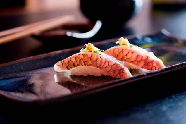 Entre os pares de sushi, agrada o de pargo Entre os pares de sushi, agrada o de pargo