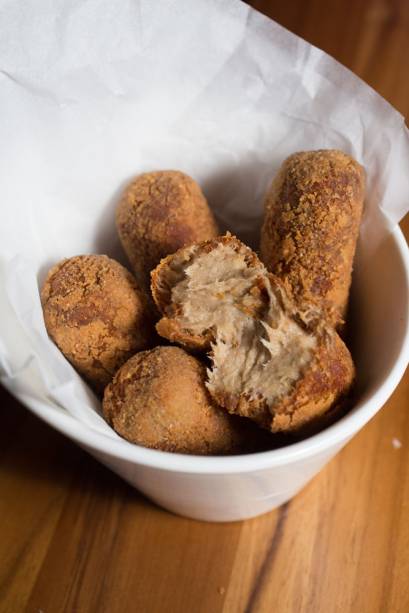 A equilibrada versão de pão de mel leva recheio de doce de leite e cobertura de brigadeiro com cacau em pó