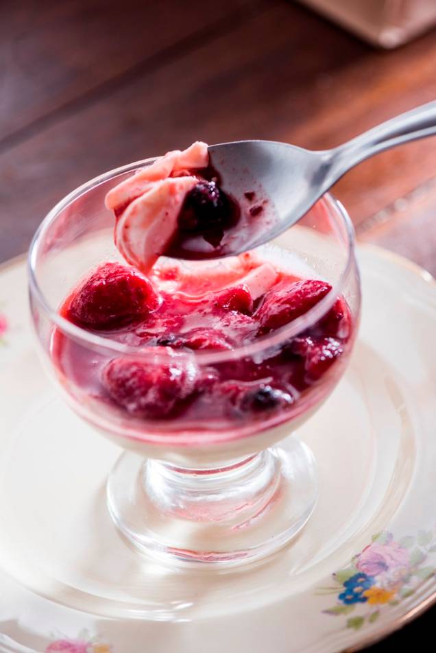 Na sobremesa, a panacota é regada com calda de frutas vermelhas Na sobremesa, a panacota é regada com calda de frutas vermelhas