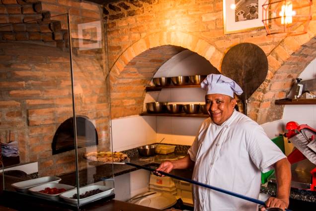 Ex-Bráz, o pizzaiolo Justino da Silva Ferreira toma conta do forno Ex-Bráz, o pizzaiolo Justino da Silva Ferreira toma conta do forno