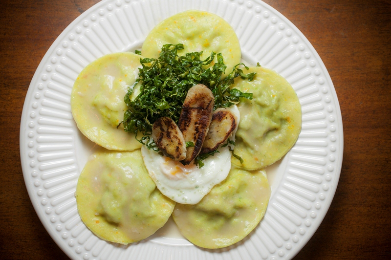 Ravióli de carne picadinha com couve crocante, ovo frito e banana-prata