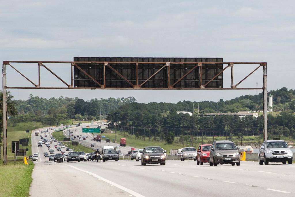 Ladrões tomam carro de família na subida da Imigrantes
