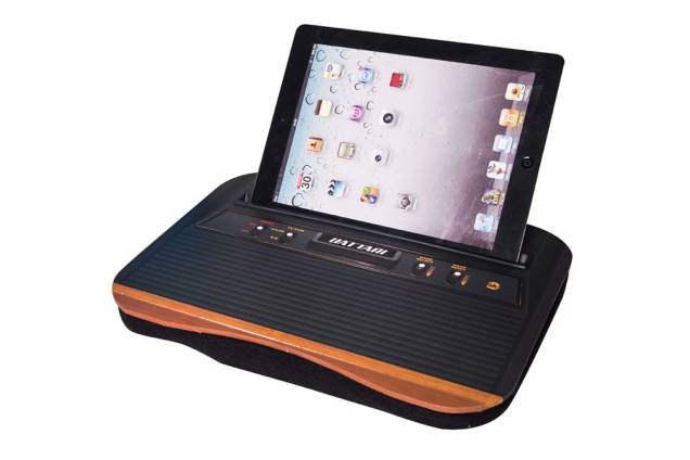 Bandeja com estampa de videogame Atari para encaixar o tablet, R$ 75,50. Uatt?. Bandeja com estampa de videogame Atari para encaixar o tablet, R$ 75,50. Uatt?.