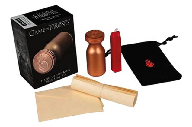 Kit com sinete, cera, envelope e pergaminho da série Game of Thrones, R$ 39,90. Submarino. Kit com sinete, cera, envelope e pergaminho da série Game of Thrones, R$ 39,90. Submarino.