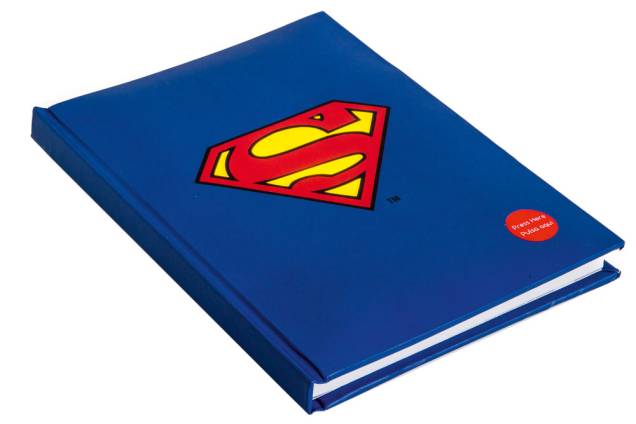 Caderno do Superman cujo logo fica iluminado, R$ 99,00. Papel Design. Caderno do Superman cujo logo fica iluminado, R$ 99,00. Papel Design.