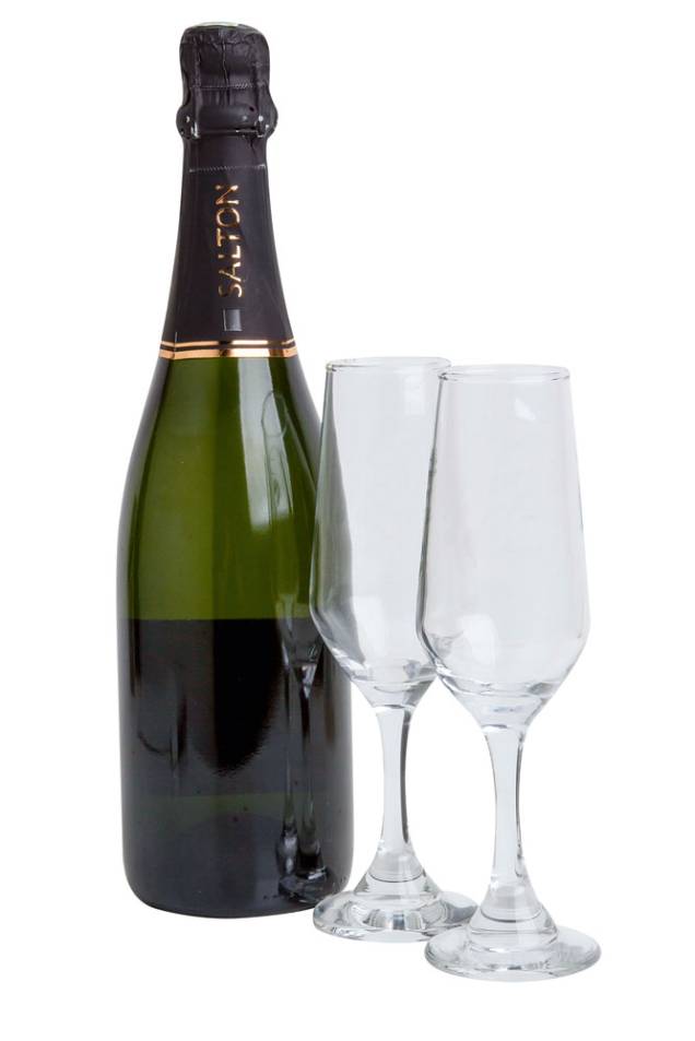 Caixa com prosecco, duas taças e caneta para personalizar a garrafa, R$ 99,00. LojaAoVivo.Tv. Caixa com prosecco, duas taças e caneta para personalizar a garrafa, R$ 99,00. LojaAoVivo.Tv.
