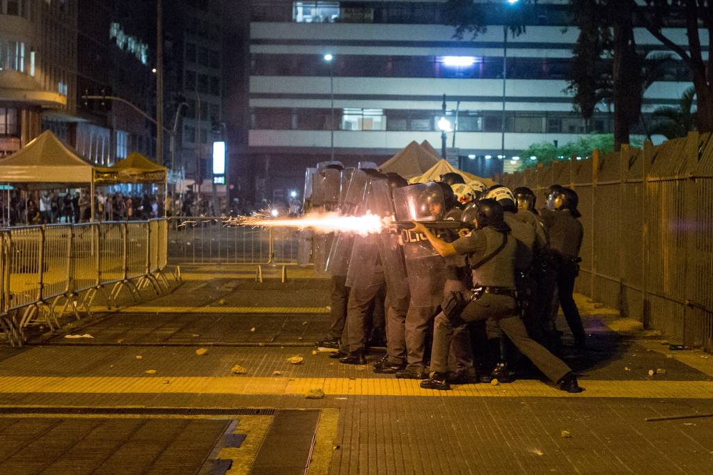 Protesto de estudantes termina em confronto na República