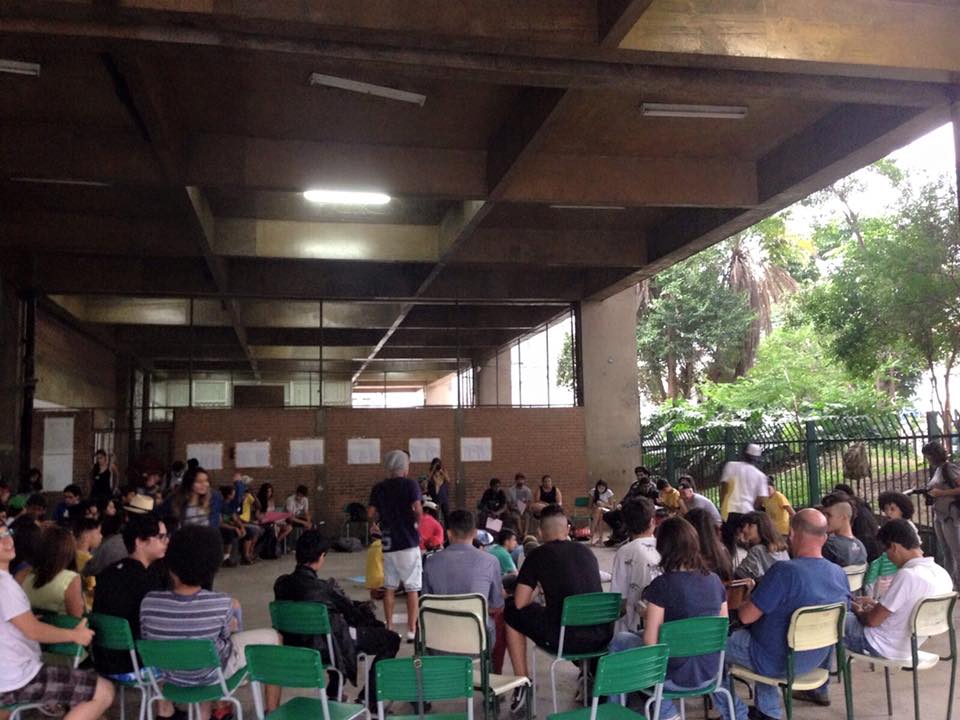 Estudantes manterão ocupações até governo oficializar fim da reorganização