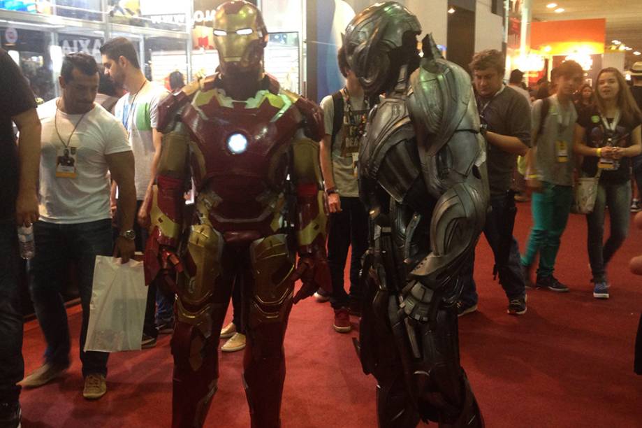 	É comum encontrar fãs com fantasias elaboradas e extremamente bem feitas pelos corredores, como este Homem de Ferro e o vilão Ultron