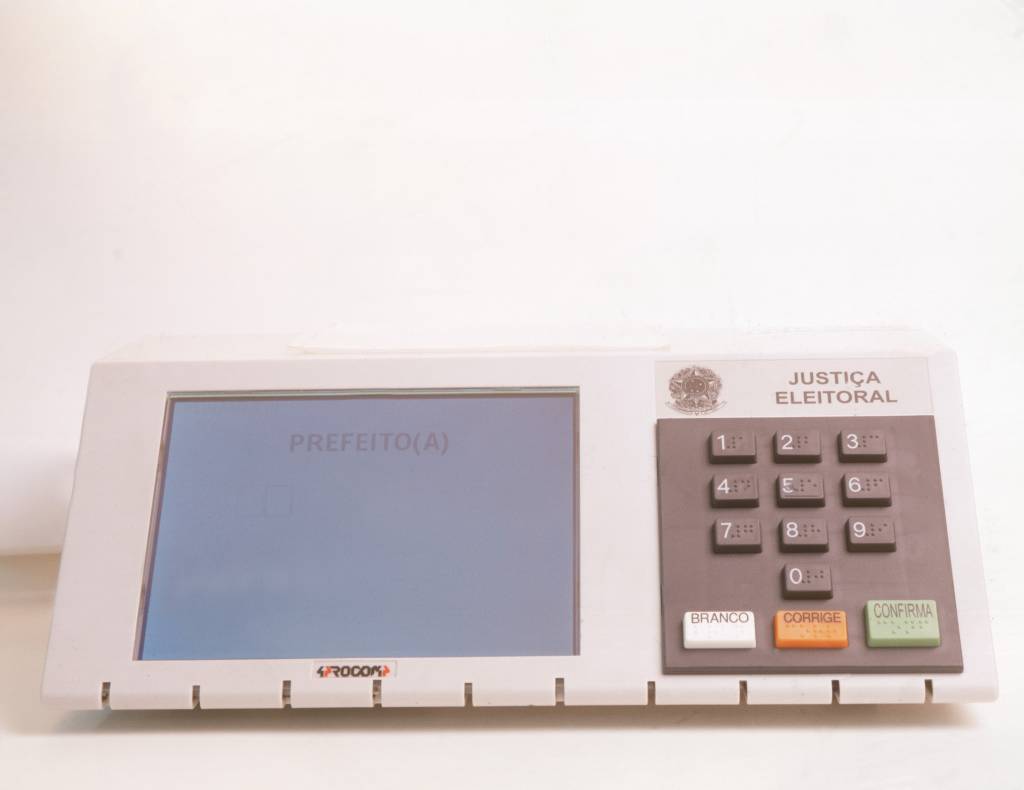 Eleitor danifica urna eletrônica ao apertar botão com caneta