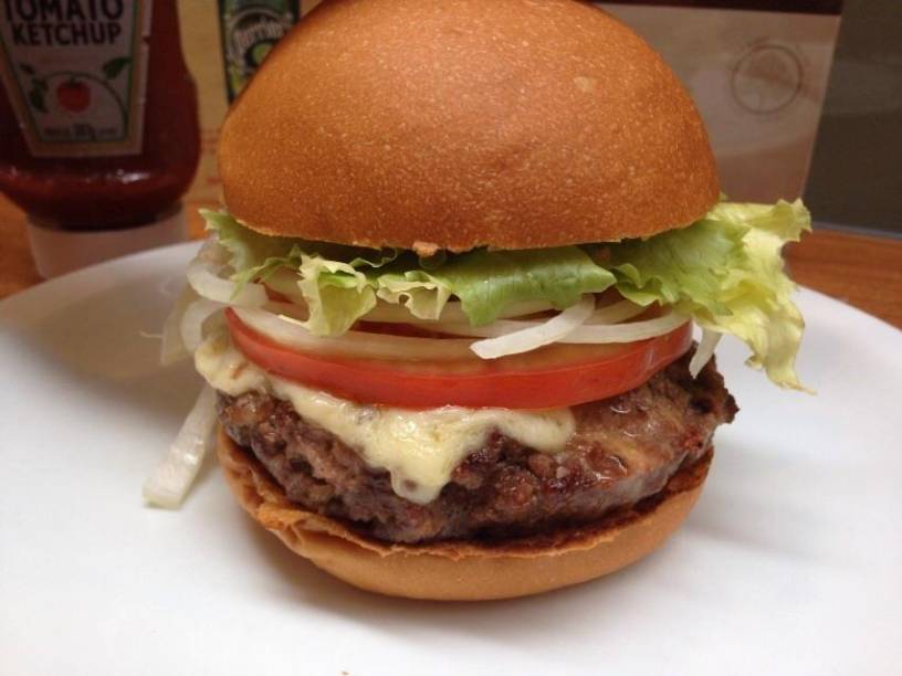 Cheese salada: lanche de R$ 36,00 é vendido por R$ 5,00 no Dia do Hambúrguer Cheese salada: lanche de R$ 36,00 é vendido por R$ 5,00 no Dia do Hambúrguer