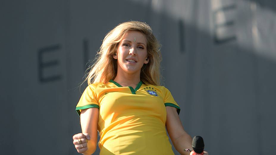 Vestida com camiseta da Seleção Brasileira, Ellie Golding incendeia a plateia no Palco Skol