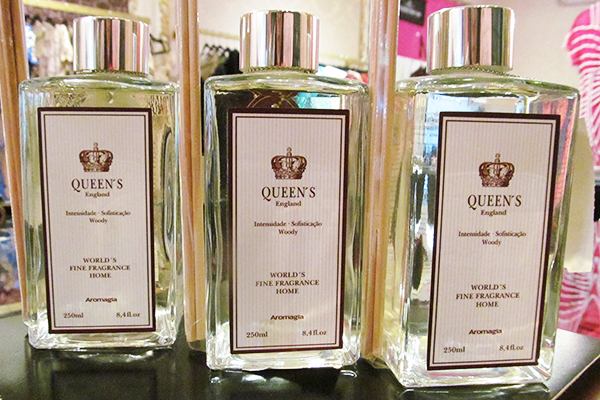 Fragrância para casa (250 ml): linha Queens England, da Aromagia, 49 reais cada, na Cafofochic (Rua Oscar Freire, 954, Jardins)