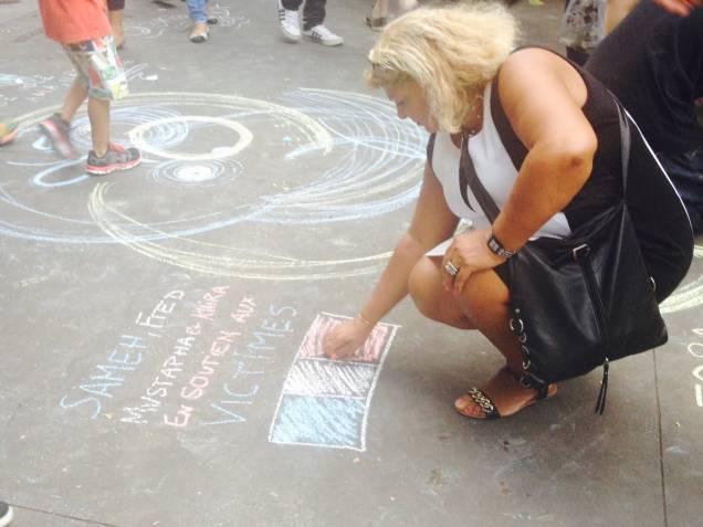 Calçada da Avenida Paulista recebe desenhos escritos a giz Calçada da Avenida Paulista recebe desenhos escritos a giz