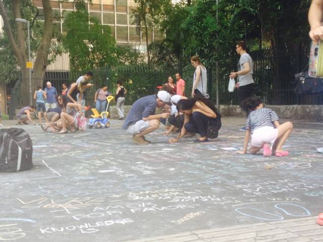 Pessoas deixam mensagens em homenagem às vítimas dos atendados em Paris Pessoas deixam mensagens em homenagem às vítimas dos atendados em Paris