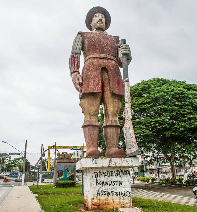 A imagem mostra a estátua de Borba Gato, na Zona Sul