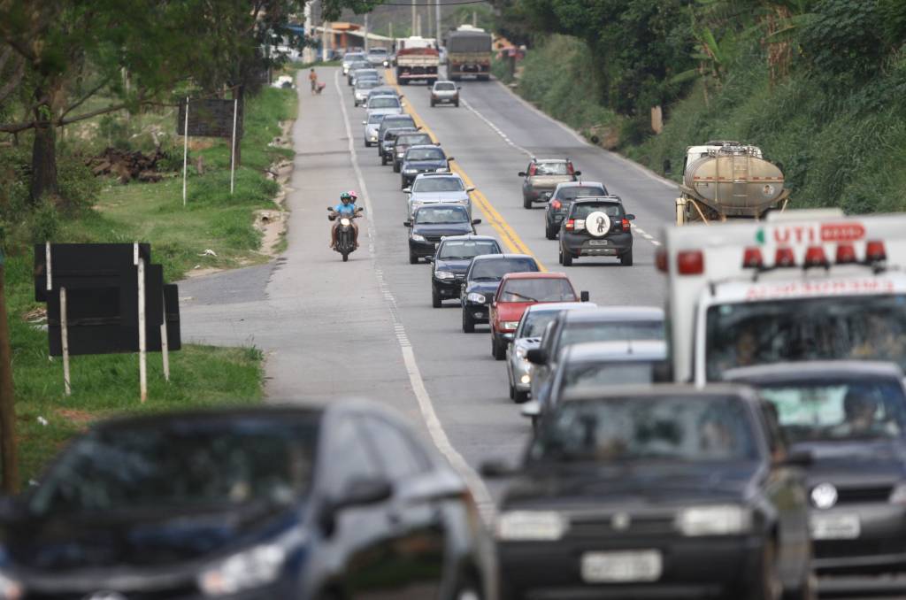 Multa por farol apagado é retomada; em SP, fiscalização volta na 2ª