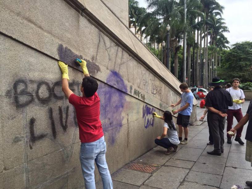 O trabalho de limpeza da Igreja da Sé começou neste domingo (1) O trabalho de limpeza da Igreja da Sé começou neste domingo (1)