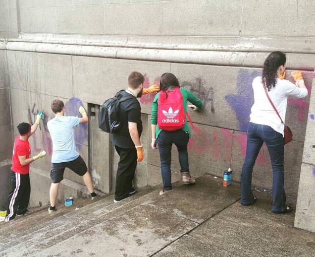 Após pichação, jovens católicos de várias paróquias da cidade fazem limpeza nas paredes da Catedral da Sé Após pichação, jovens católicos de várias paróquias da cidade fazem limpeza nas paredes da Catedral da Sé