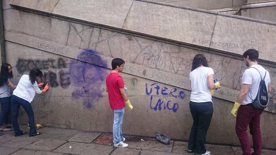 Mensagens foram escritas após manifestação a favor do aborto na sexta (30) Mensagens foram escritas após manifestação a favor do aborto na sexta (30)