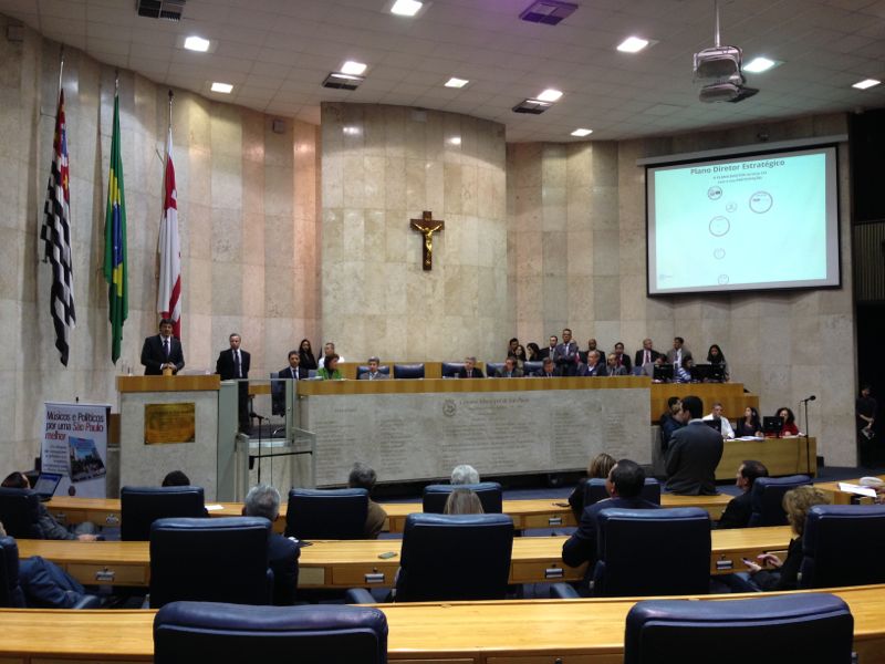 Além de salário maior, vereadores têm carro e passagens aéreas