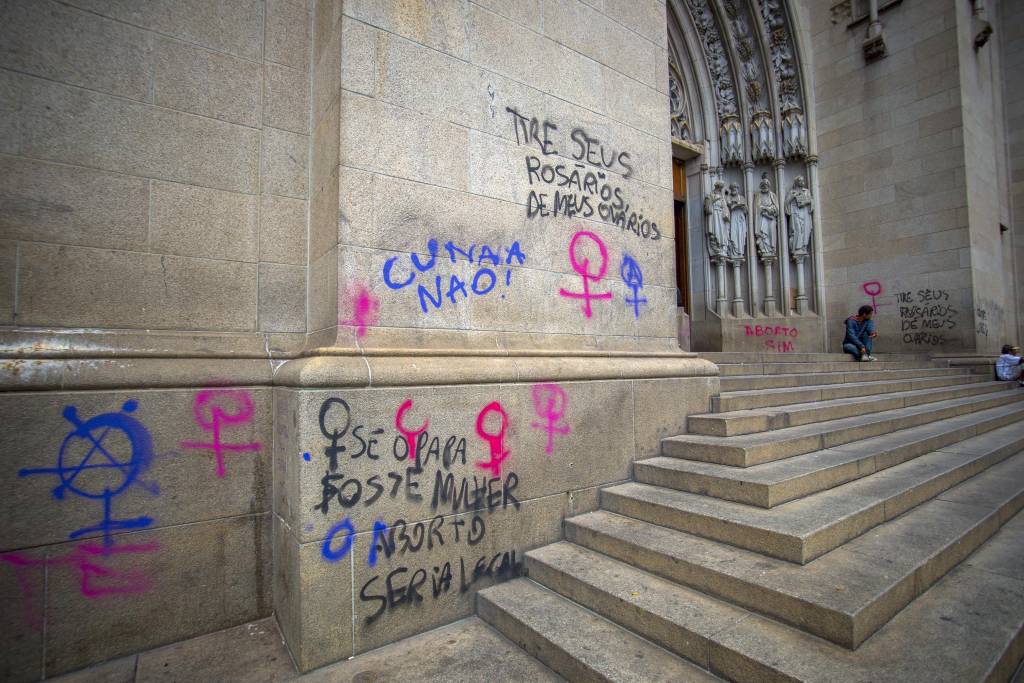 Catedral da Sé é pichada após protesto em defesa do aborto