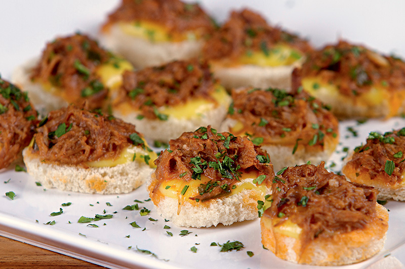 Canapés de carne louca: torradinhas cobertas de creme de mandioquinha e lagarto