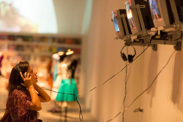 Televisores espalhados pelo local exibem videoarte Televisores espalhados pelo local exibem videoarte