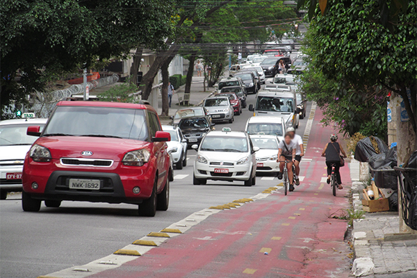 Rua Artur de Azevedo reúne endereços e serviços para ciclistas