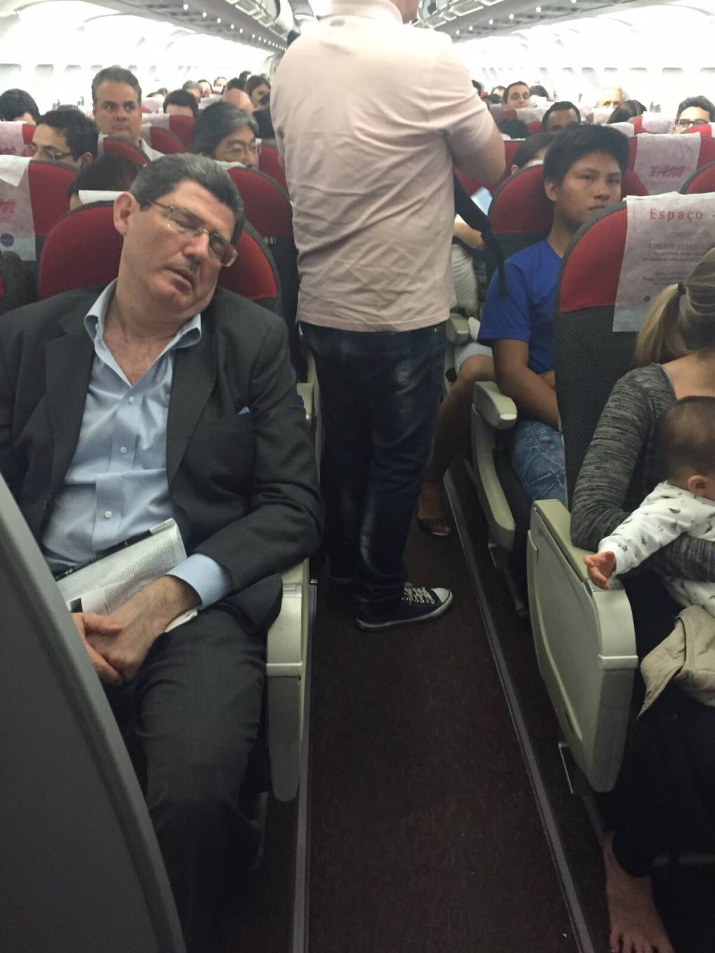 Suposta foto do Ministro da Fazenda tirando cochilo cai na rede