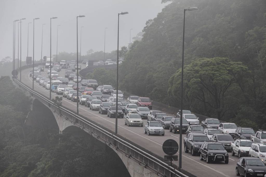 Fernão Dias tem 12 quilômetros de filas na volta do feriado