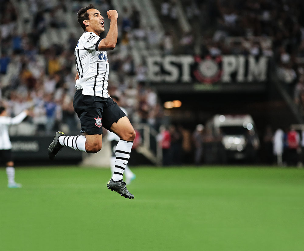 Jadson e Alexandre Pato curtem o bom momento em seus novos clubes