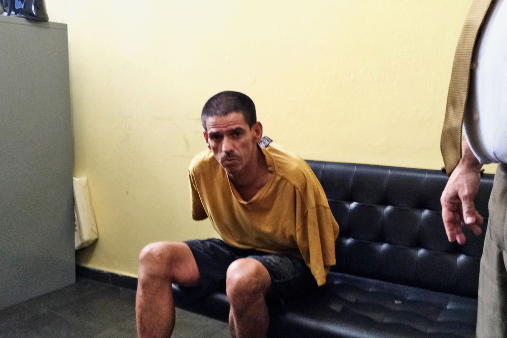 Ossada é encontrada concretada em muro de casa na Zona Sul