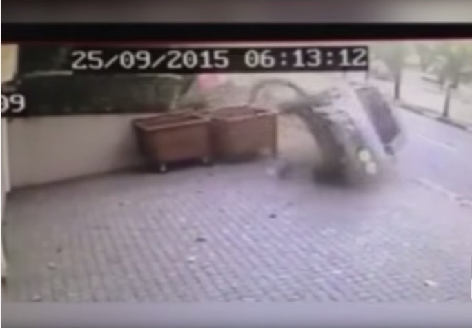 Carro capota e quase atropela pedestre no Morumbi