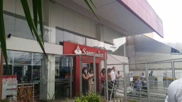 Árvore ficava no canteiro da agência do Santander local Árvore ficava no canteiro da agência do Santander local