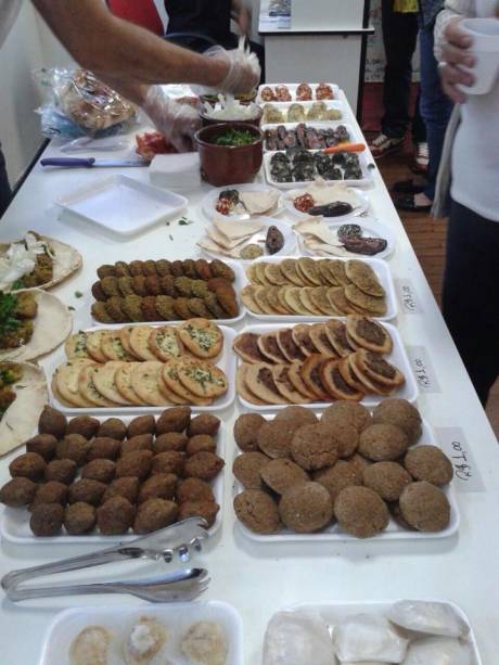 “Percebi que é uma cidade acolhedora e que gosta de gastronomia. Comecei a vender comida síria por encomenda”, conta em suas redes sociais “Percebi que é uma cidade acolhedora e que gosta de gastronomia. Comecei a vender comida síria por encomenda”, conta em suas redes sociais