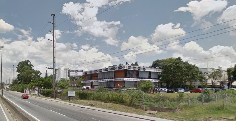 Motorista tenta furar pedágio com adesivo da PRF