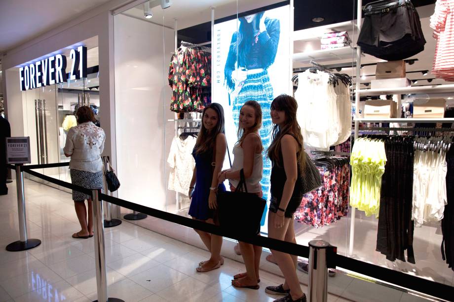 As estudantes Isabella, Natália e Mariah: as primeiras da fila, ainda que isso signifique faltar na faculdade As estudantes Isabella, Natália e Mariah: as primeiras da fila, ainda que isso signifique faltar na faculdade