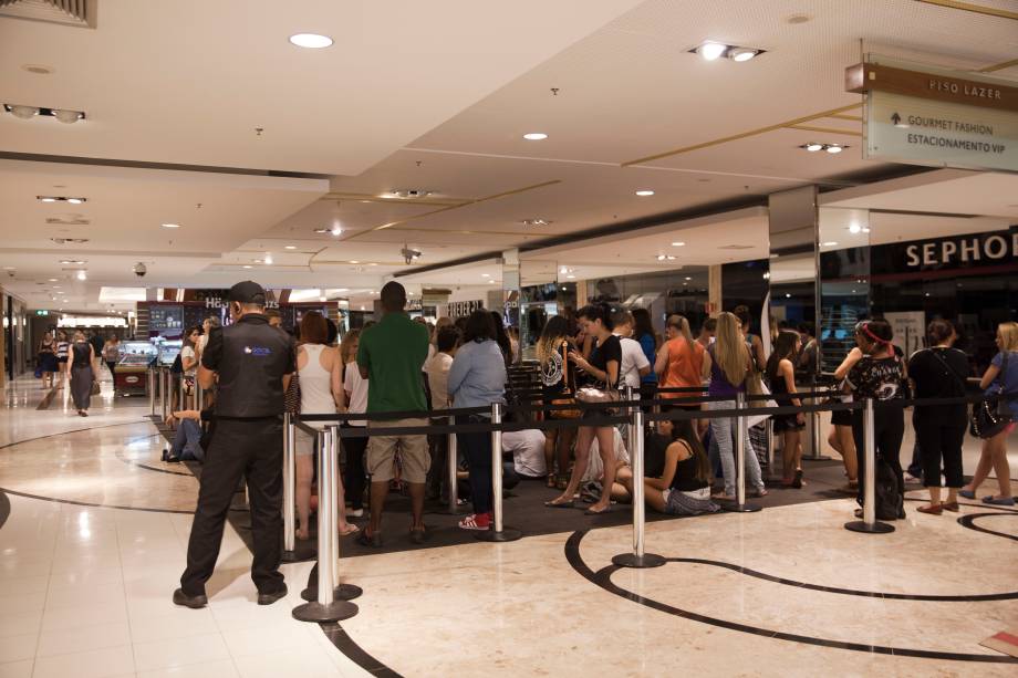 A fila de espera na quinta-feira (20) pela manhã: nem uma queda de energia no shopping afugentou as clientes A fila de espera na quinta-feira (20) pela manhã: nem uma queda de energia no shopping afugentou as clientes