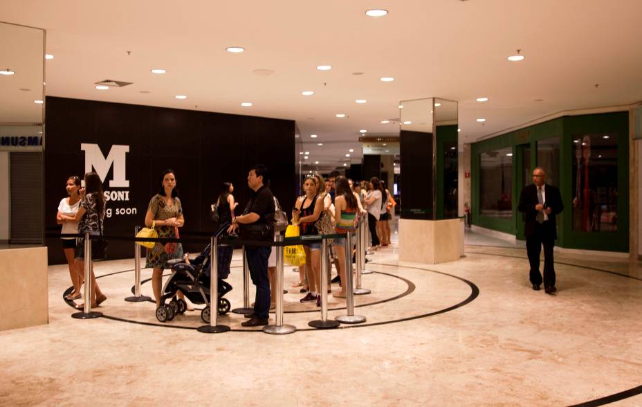 O terceiro trecho da fila, quase na área de restaurantes do shopping: espera média de três horas O terceiro trecho da fila, quase na área de restaurantes do shopping: espera média de três horas